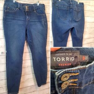 16R Torrid Jegging Button Top BF Jeans. Slightly distressed. Stretchy w Pockets